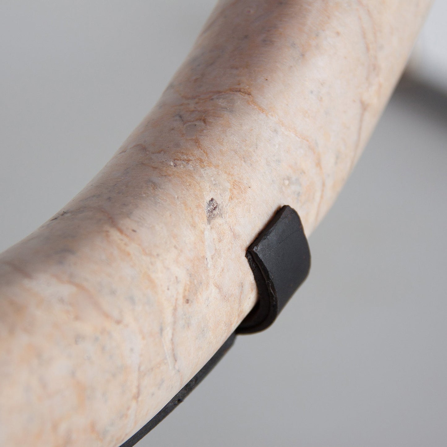 Figura Decorativa en Color Blanco Roto