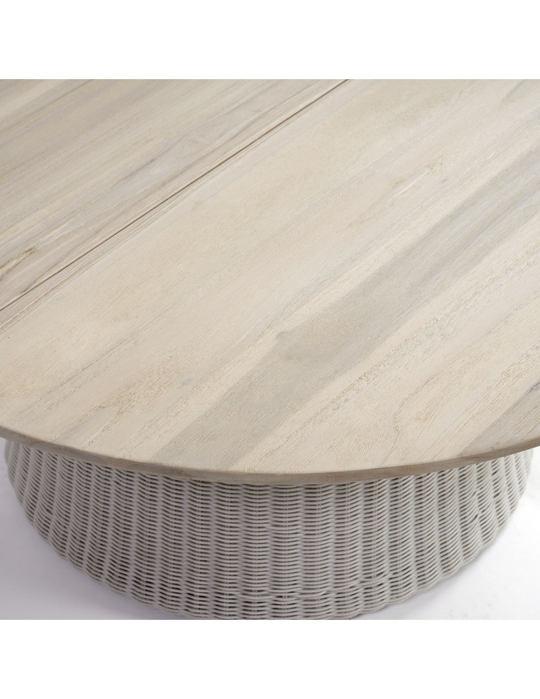 Round dining table made of 120 teak and rattan...