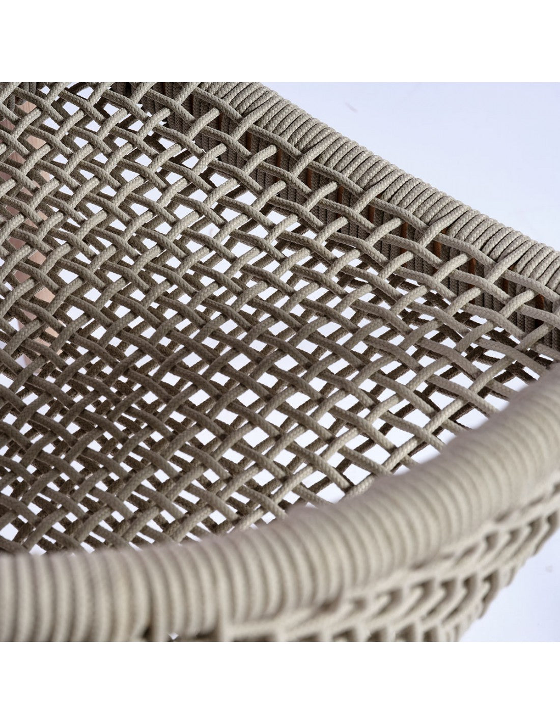 Silla de madera grisácea y cuerda blanco grísáceo