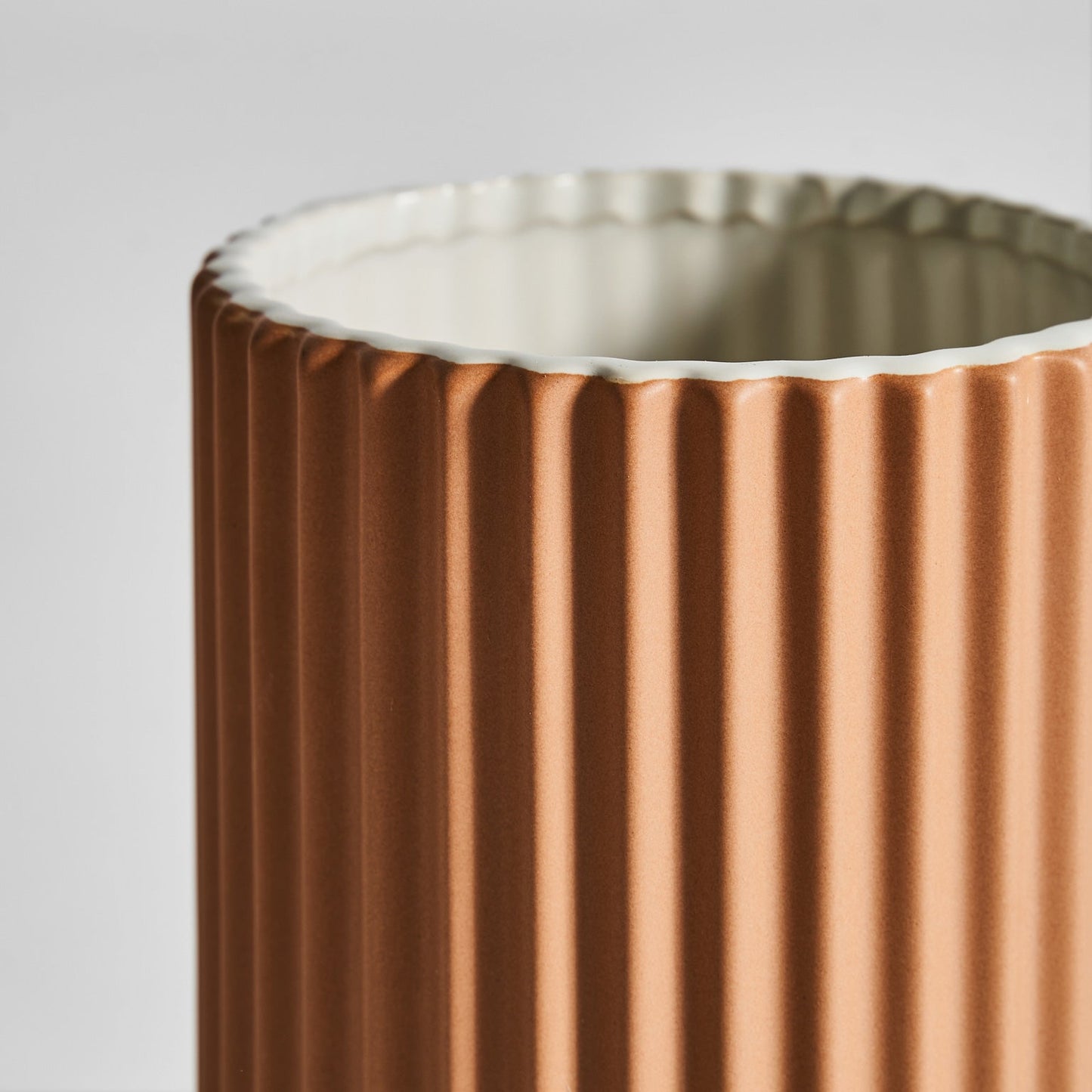 Jarrón Plissé Stone en Color Marrón