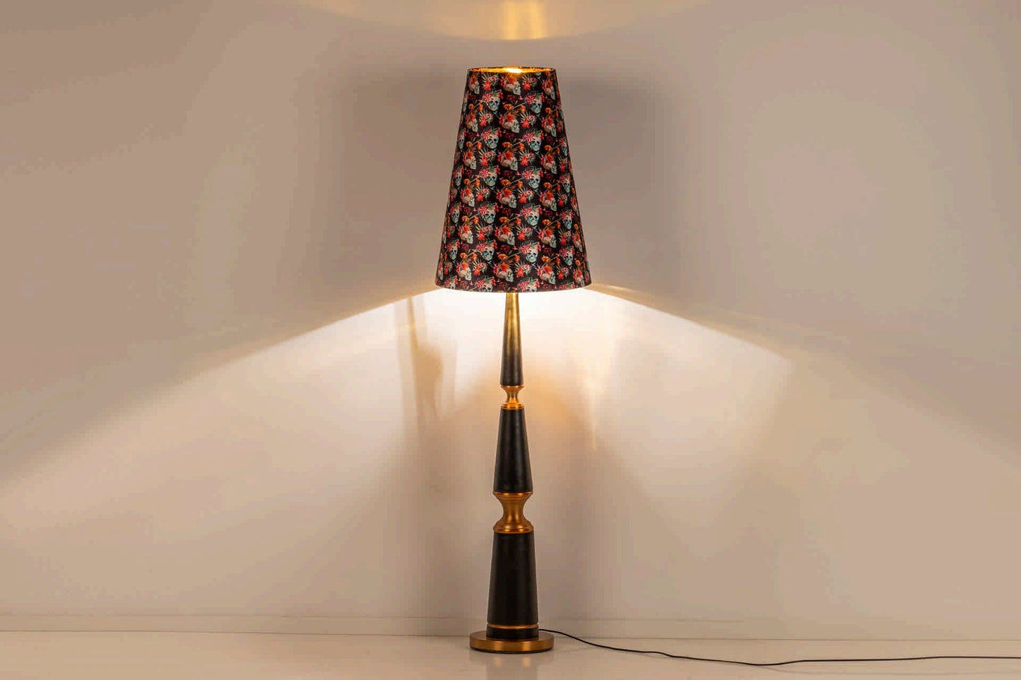 Lampara Suelo Poliresina Bishop 45,5X45,5X172 Cm