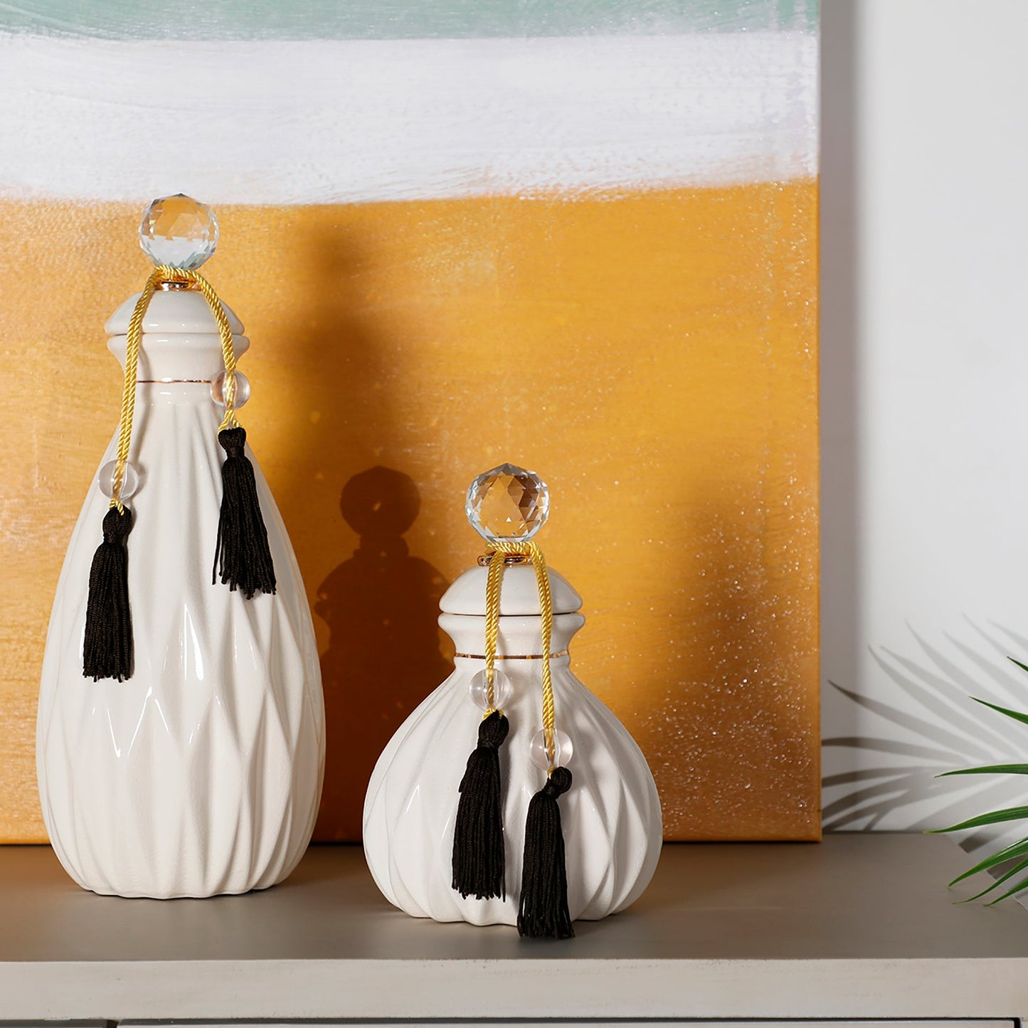 Strobus Vase in White/Gold Colour