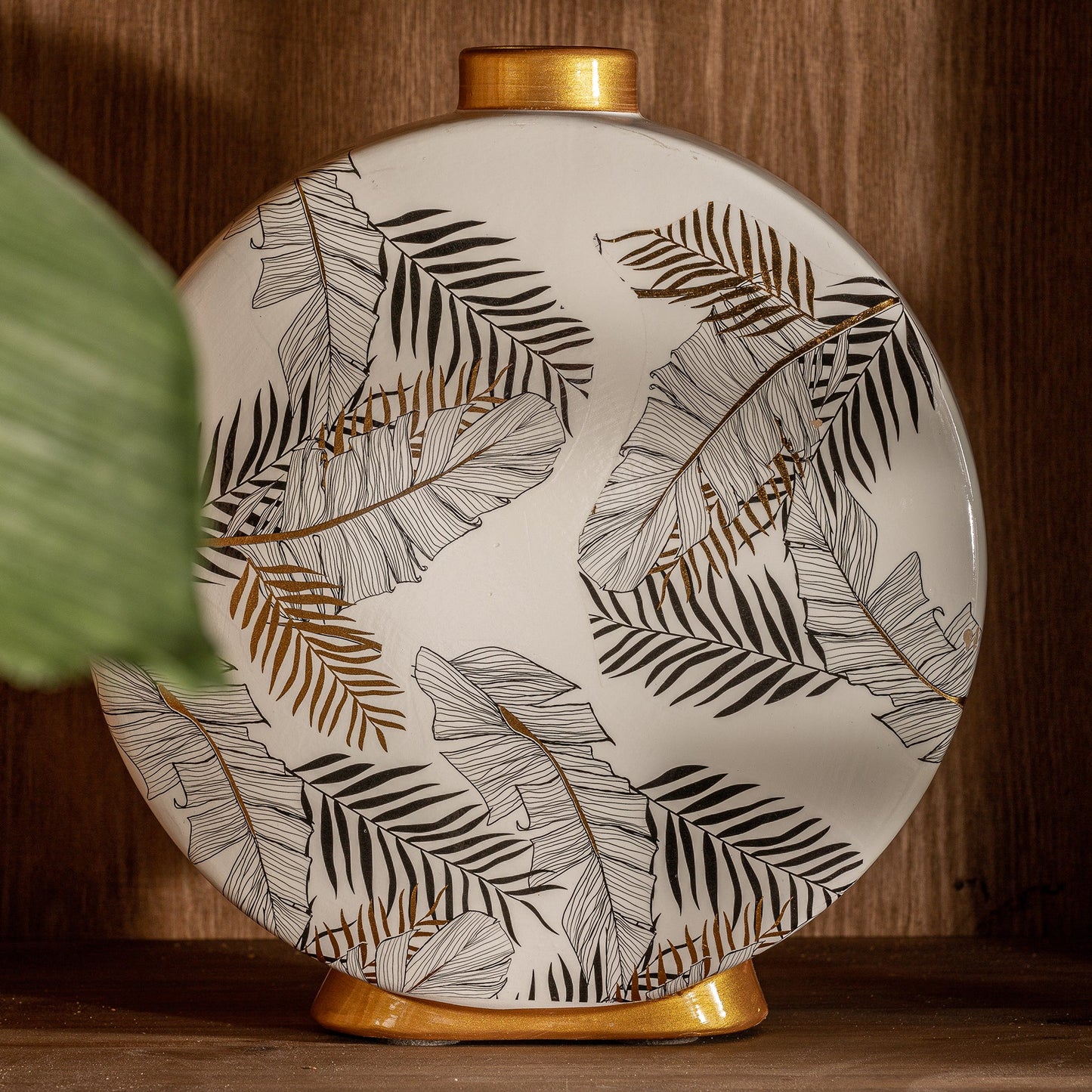 Uxue Vase in White/Gold Colour