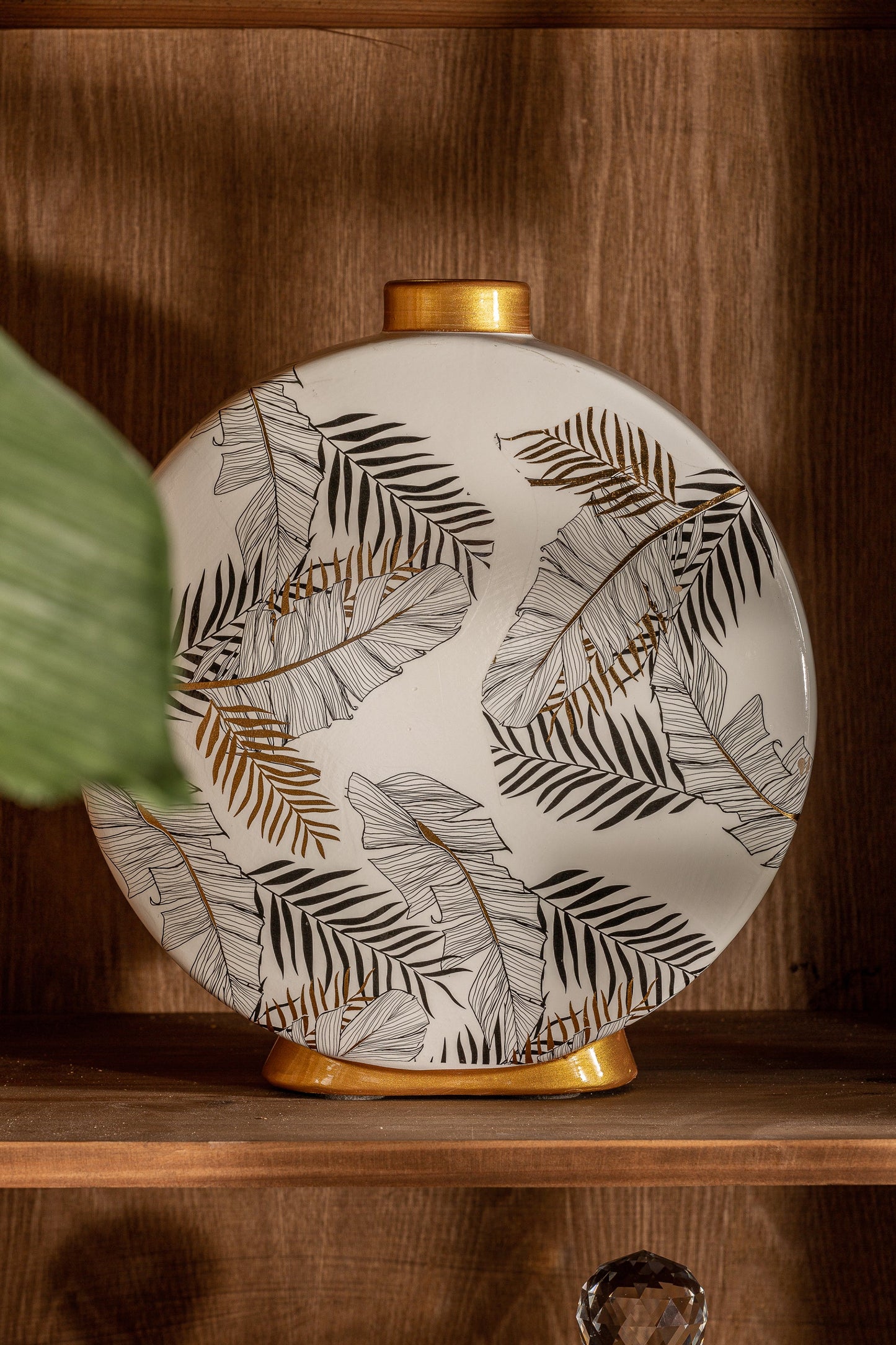 Uxue Vase in White/Gold Colour