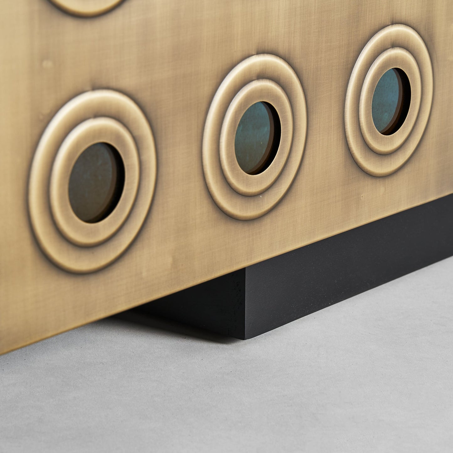 Jeding Sideboard in Black/Gold Colour