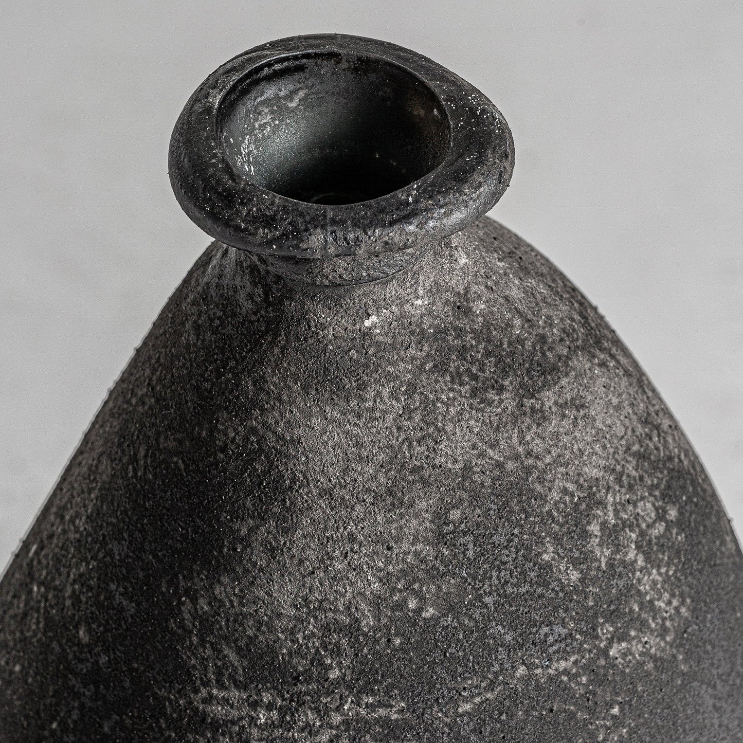 Blaj Vase in Black Colour