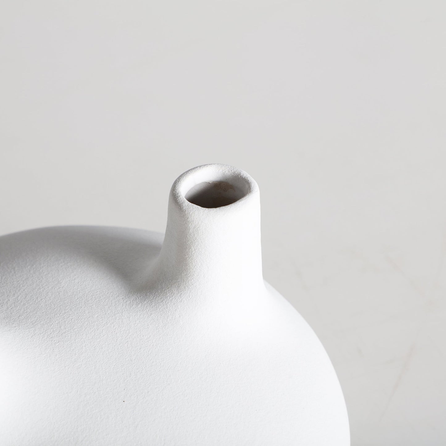 Zick Vase in White Colour