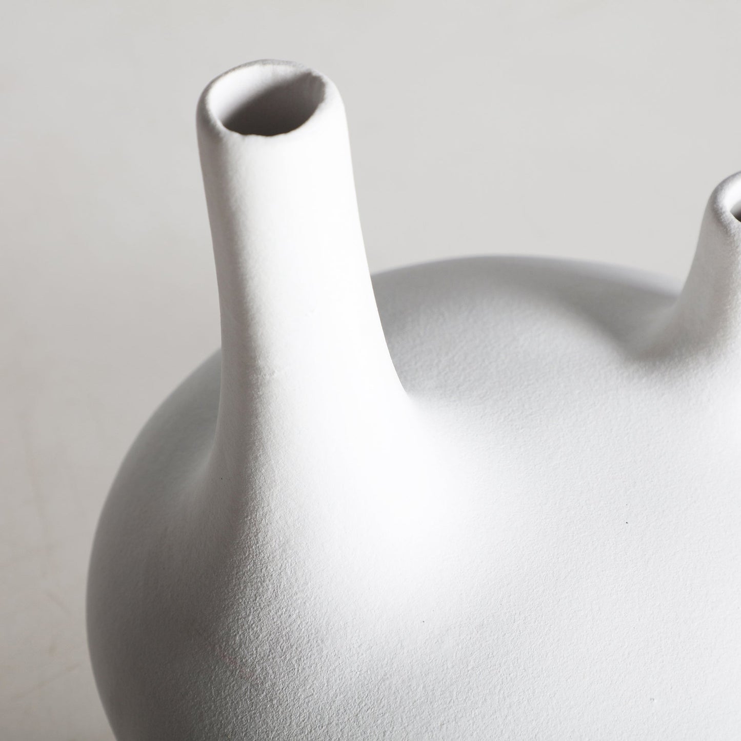 Zick Vase in White Colour