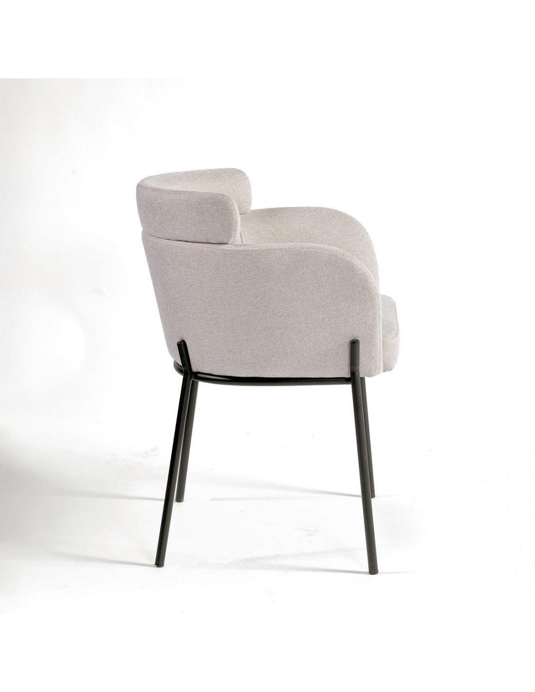 Sillón tapizado arena y metal negro