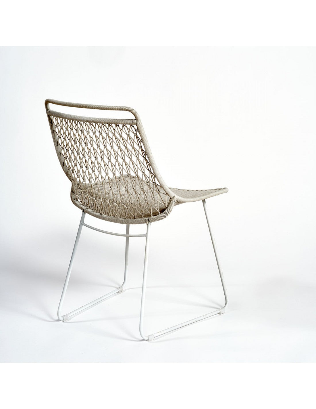 Silla de resina y metal color piedra