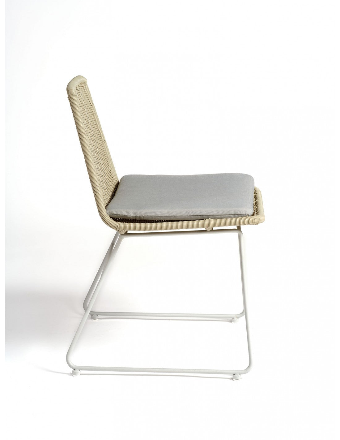 Silla de ratán sintético color tiza pata blanco...