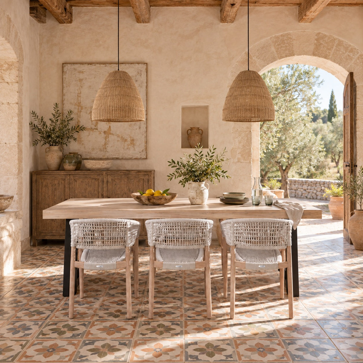 Silla de madera grisácea y cuerda blanco grísáceo