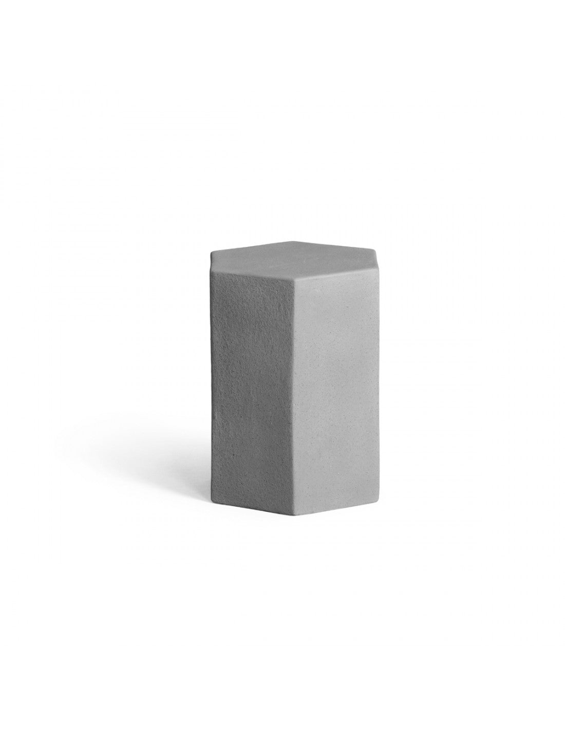 Taburete de exterior en color gris.