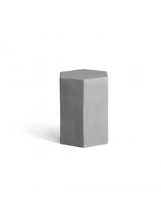 Taburete de exterior en color gris.