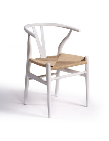 Silla blanca de madera y asiento de cuerda