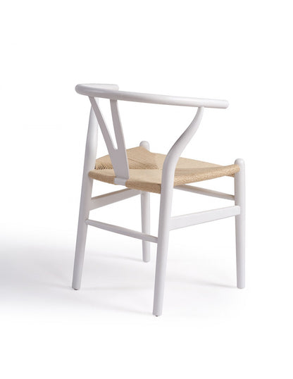 Silla blanca de madera y asiento de cuerda