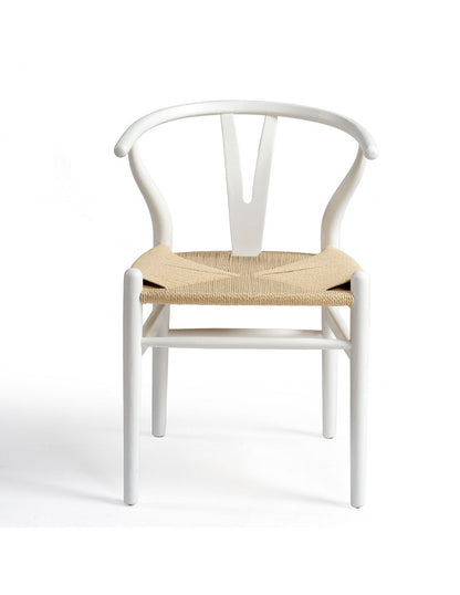 Silla blanca de madera y asiento de cuerda