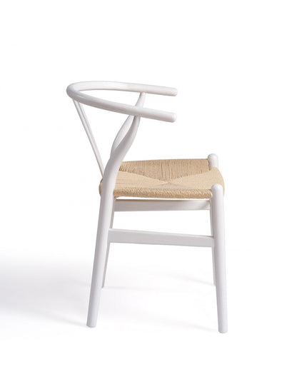 Silla blanca de madera y asiento de cuerda