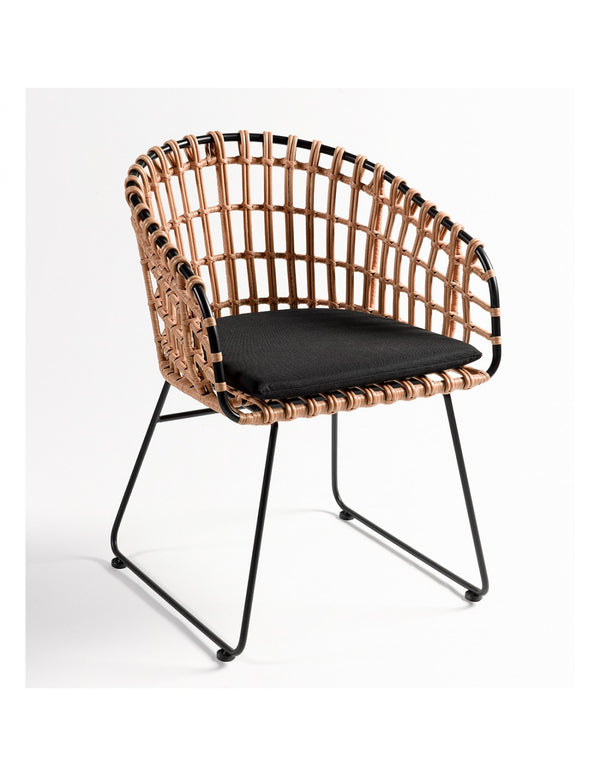 Synthetic rattan armchair with black legs