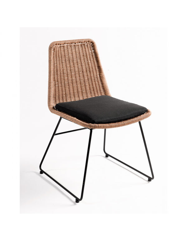 Synthetic rattan chair with black legs