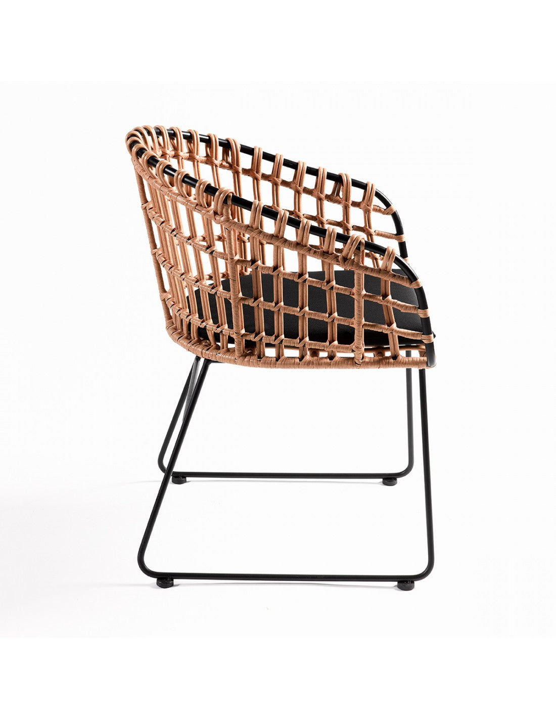 Synthetic rattan armchair with black legs
