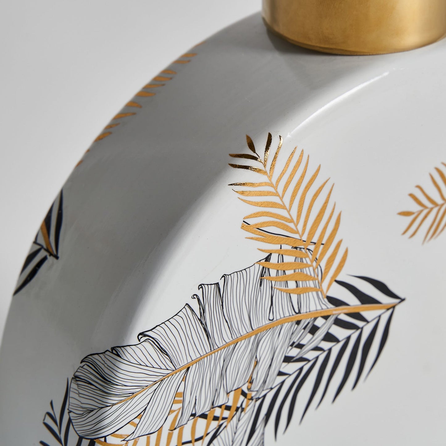 Uxue Vase in White/Gold Colour