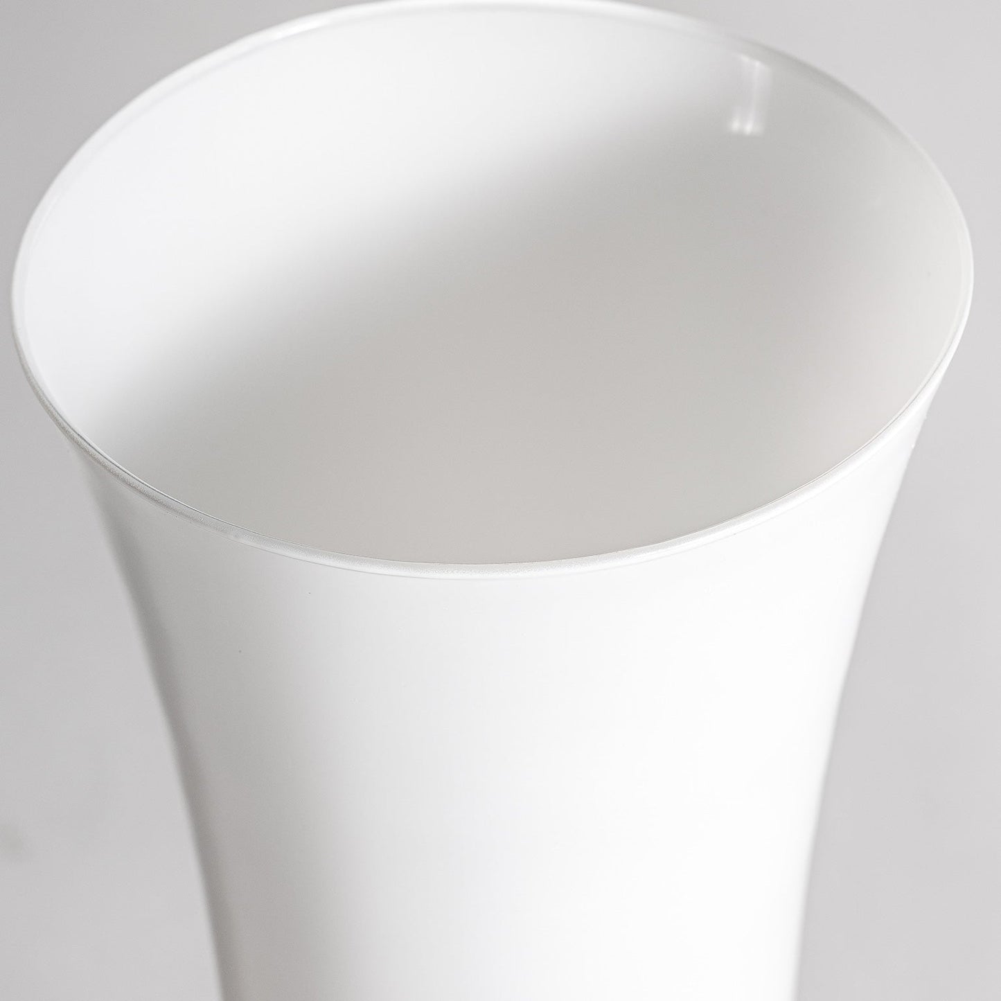 Donet Vase in White Colour